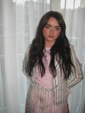 Full leaked Maisie williams private photo