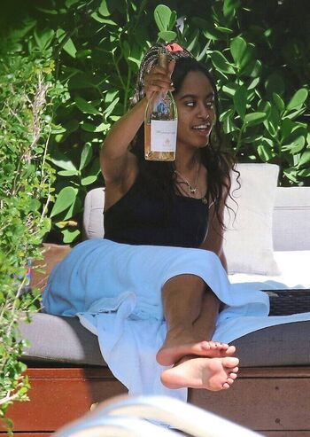 Full leaked Malia obama private photo