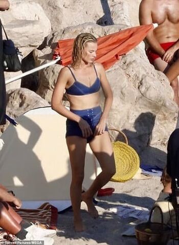 Full leaked Margot robbie private photo