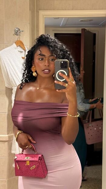 Full leaked Mariahellie private photo