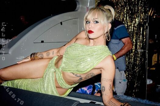 Full leaked Miley cyrus private photo