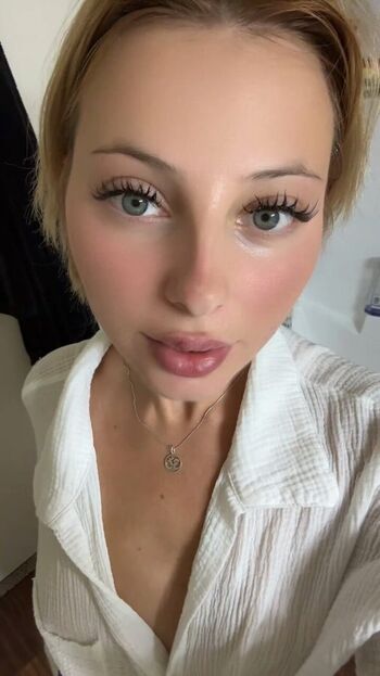 Full leaked Mollyxmoore page private photo