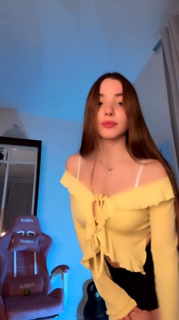 Full leaked Momomeow private photo