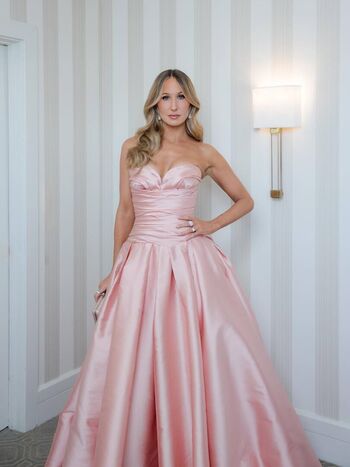 Full leaked Nikki glaser page private onlyfans photo