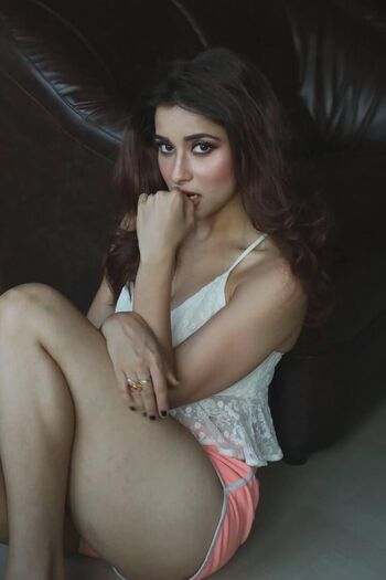 Full leaked Nyra banerjee private photo