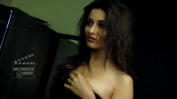 Full leaked Nyra banerjee private photo