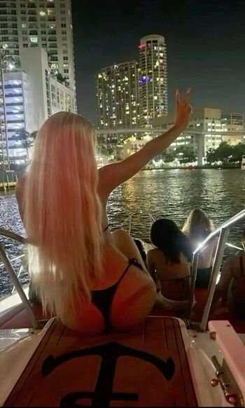 Full leaked Overlykaylaa private photo