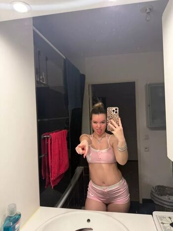 Full leaked Paulineonlinee private photo