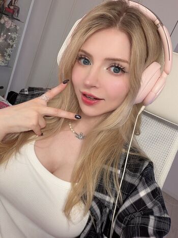 Full leaked Peachmilky private photo