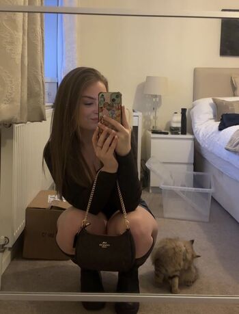 Full leaked Peachylivv private photo