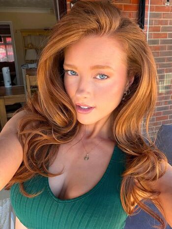 Full leaked Phoebeisginger private photo