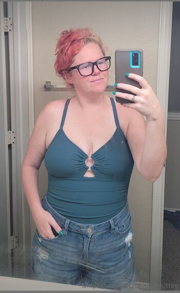 Full leaked Pineapplekittee milf private photo