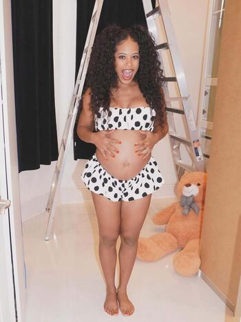 Full leaked Pregnant celebs private photo