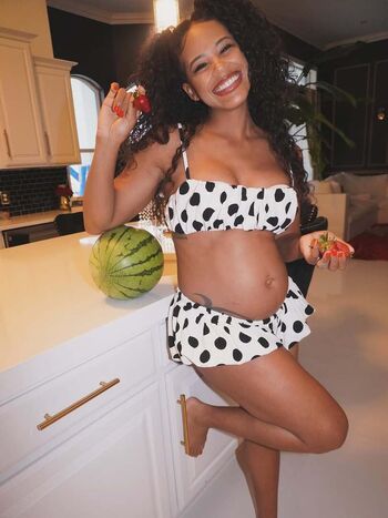 Full leaked Pregnant celebs private photo