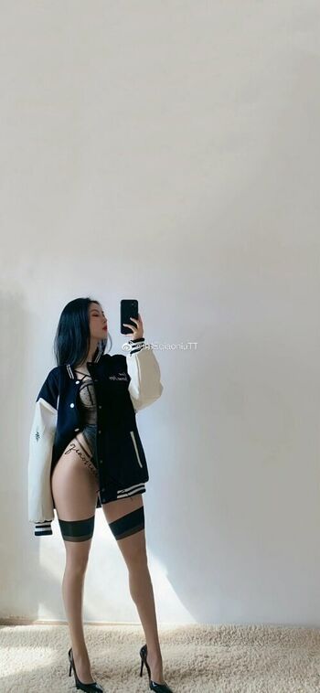 Full leaked Qiaoniutt page private photo