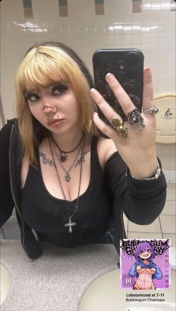 Full leaked Queenemeraldrose private onlyfans photo