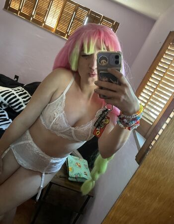 Full leaked Qweeneevee private photo