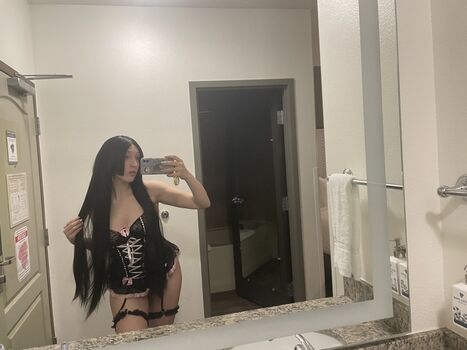 Full leaked Qweeneevee private photo