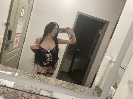 Full leaked Qweeneevee private photo