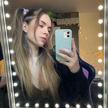Full leaked Raine reacts private photo
