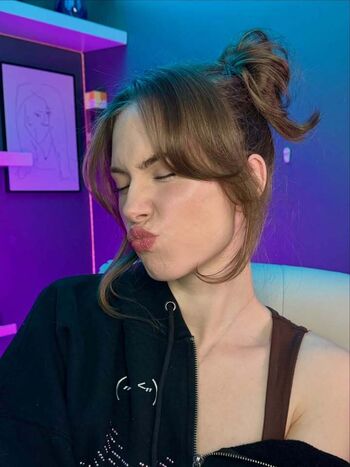 Full leaked Raine reacts private photo