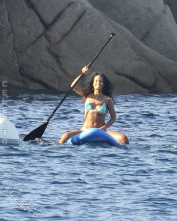 Full leaked Rihanna page private photo