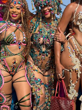 Full leaked Rihanna page private photo
