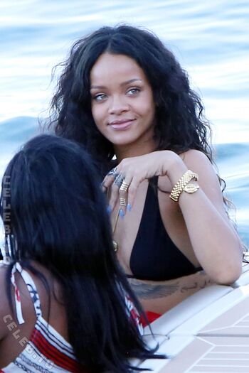 Full leaked Rihanna page private photo