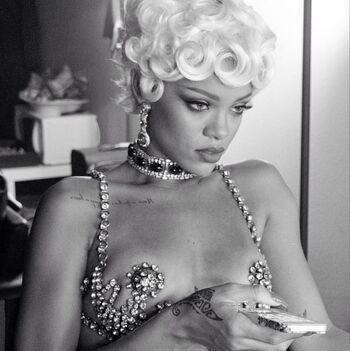 Full leaked Rihanna page private photo