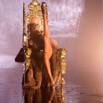 Full leaked Rihanna page private photo