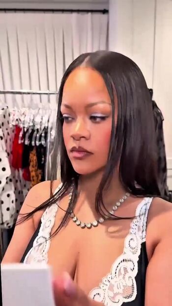 Full leaked Rihanna page private photo