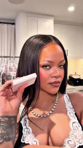 Full leaked Rihanna page private photo