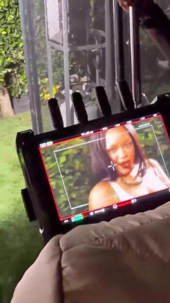 Full leaked Rihanna page private photo