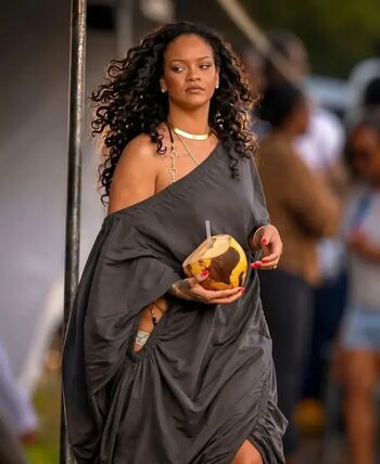 Full leaked Rihanna page private photo