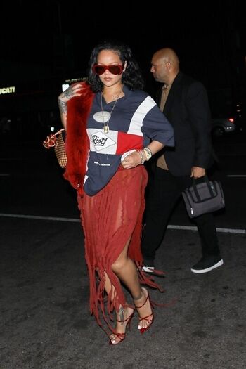 Full leaked Rihanna page private photo