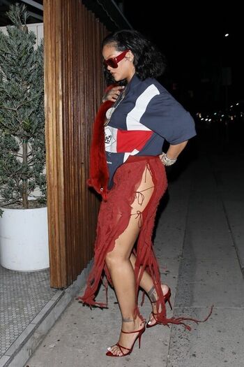 Full leaked Rihanna page private photo