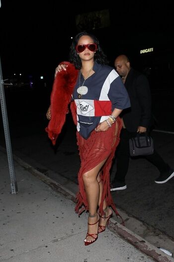 Full leaked Rihanna page private photo
