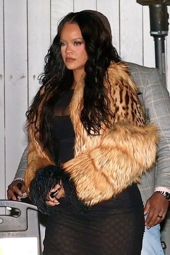 Full leaked Rihanna page private photo
