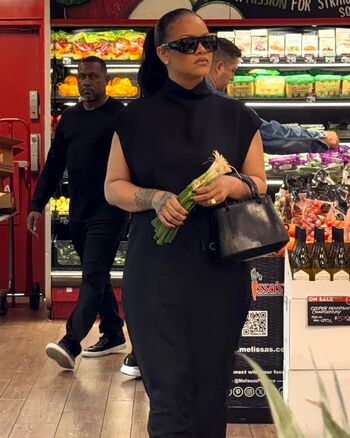 Full leaked Rihanna private photo