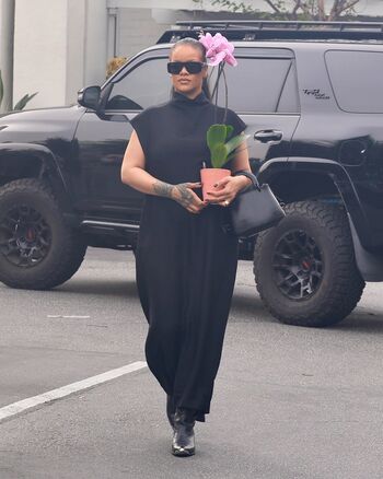 Full leaked Rihanna private photo