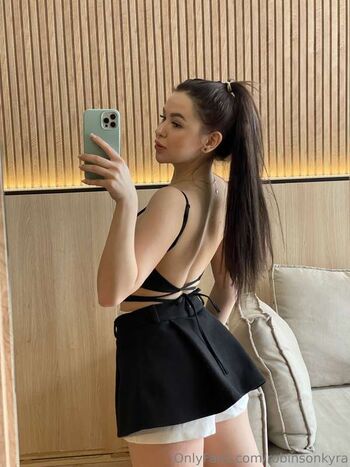 Full leaked Robinsonkyraa page private photo