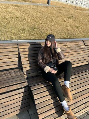 Full leaked Robinsonkyraa page private photo