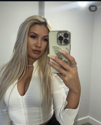 Full leaked Romanian girls page private onlyfans photo