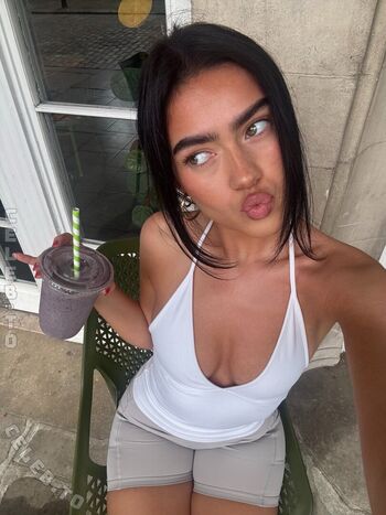 Full leaked Roxanarosuu page private photo