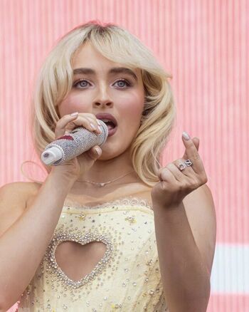 Full leaked Sabrina carpenter page private photo