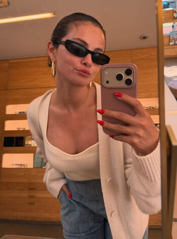 Full leaked Selena gomez private photo