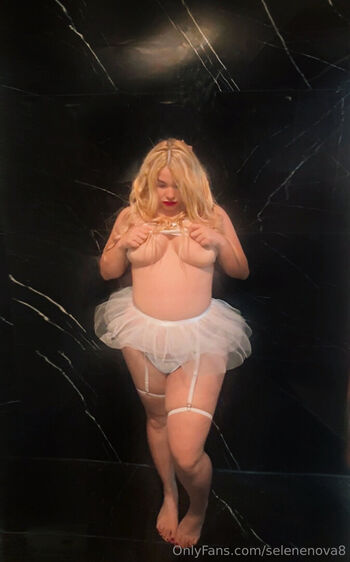 Full leaked Selenenova private photo