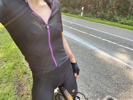 Full leaked Sexycycliste private photo