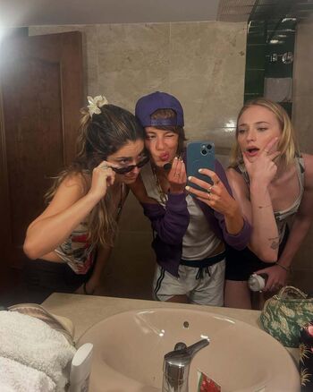 Full leaked Sophie turner private photo