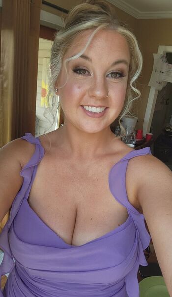 Full leaked Tatted blonde bombshell private photo